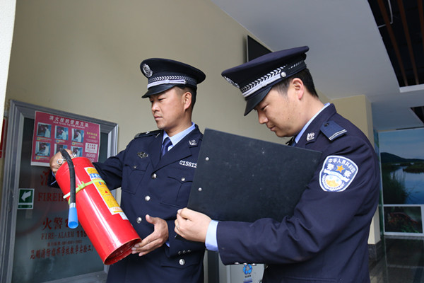 1開展消防檢查 楊定榮(左一)_副本.jpg 1開展消防檢查 楊定榮(左一)_副本.jpg