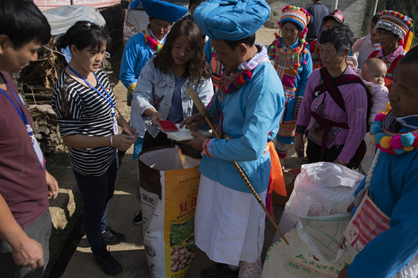 4 李莉(左二)發放復合肥_副本.jpg 4 李莉(左二)發放復合肥_副本.jpg