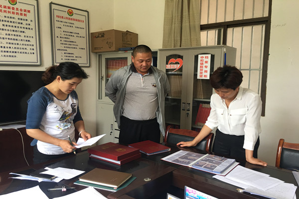 逐戶研究脫貧對策 李莉(左一)_副本.jpg 逐戶研究脫貧對策 李莉(左一)_副本.jpg