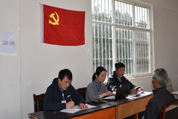 8.與農(nóng)村黨員開展談話_副本.jpg 8.與農(nóng)村黨員開展談話_副本.jpg