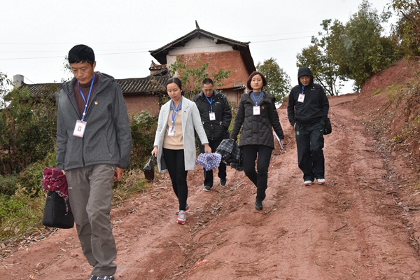 4。了解村黨組織情況后及時分赴各村小組了解情況_副本.jpg 4。了解村黨組織情況后及時分赴各村小組了解情況_副本.jpg