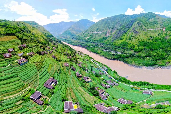 種甘蔗:峽谷種出“美味”,好糖源自“寶地”。1.jpg 種甘蔗:峽谷種出“美味”,好糖源自“寶地”。1.jpg