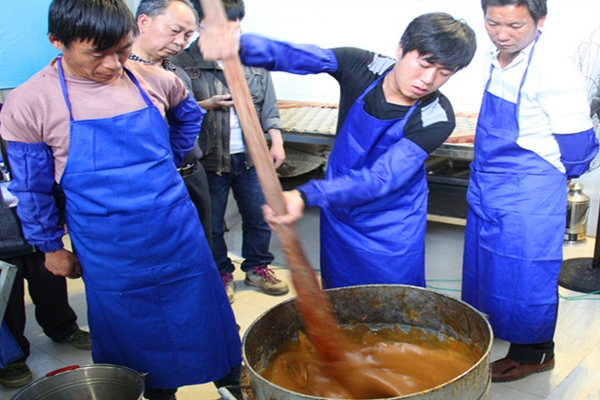 攪拌糖汁“學問多”,不漲不落“終成糖”。7.jpg 攪拌糖汁“學問多”,不漲不落“終成糖”。7.jpg