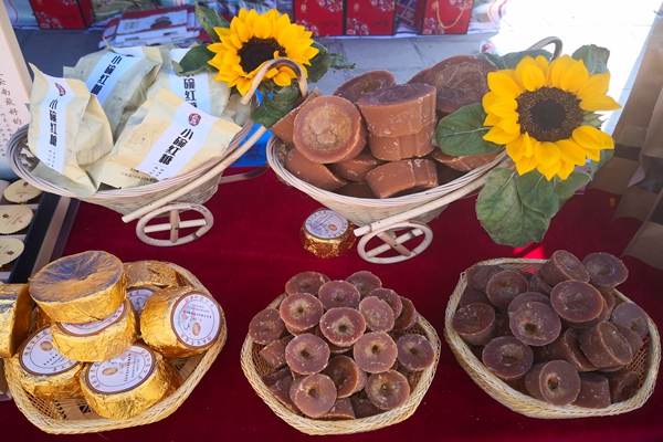 展糖:新糖出碗“撲鼻香”,顆顆味美“待君嘗”。10.jpg 展糖:新糖出碗“撲鼻香”,顆顆味美“待君嘗”。10.jpg