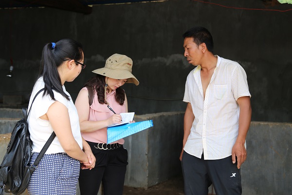 丘北縣聚焦脫貧攻堅“兩不愁三保障”,對巡視巡察反饋問題大起底、大查擺,進村入戶核實問題線索。(沈朝鑫 攝).jpg