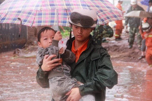 曲靖會澤:洪水不去 守護不棄(郭永峰 攝).jpg
