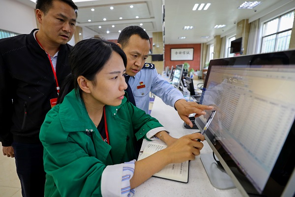 3. 檢查組在通過稅務(wù)機關(guān)“防偽稅控系統(tǒng)”調(diào)閱相關(guān)發(fā)票數(shù)據(jù).jpg