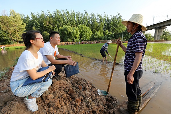 云南省曲靖市沾益區(qū)紀(jì)委監(jiān)委干部在西平街道九龍社區(qū)天生壩村走訪群眾 1.jpg 云南省曲靖市沾益區(qū)紀(jì)委監(jiān)委干部在西平街道九龍社區(qū)天生壩村走訪群眾 1.jpg