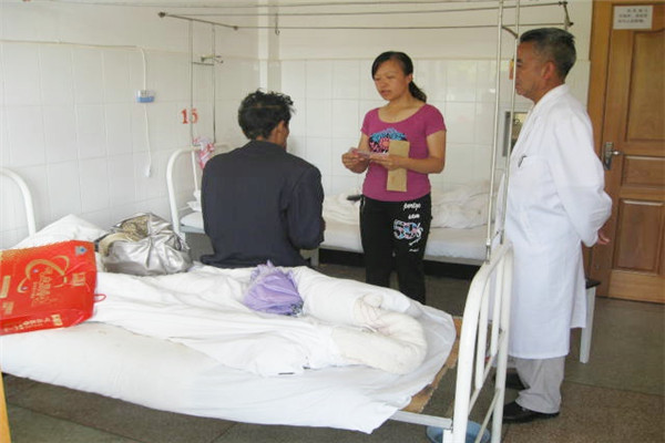 給因經(jīng)濟(jì)困難決定放棄治療的艾滋病人大明送去醫(yī)藥費(fèi),目前大明病情好轉(zhuǎn),重返工作崗位.jpg 給因經(jīng)濟(jì)困難決定放棄治療的艾滋病人大明送去醫(yī)藥費(fèi),目前大明病情好轉(zhuǎn),重返工作崗位.jpg