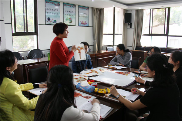 和同事們探討如何利用工具開展青年學(xué)生青春期性健康教育.jpg 和同事們探討如何利用工具開展青年學(xué)生青春期性健康教育.jpg