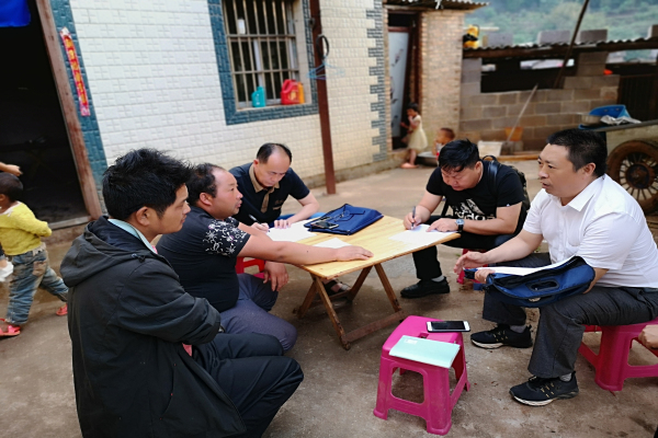 巡察人員進村入戶聽真話、摸實情、察民情、解民憂,與群眾面對面交流,了解情況、核查問題。.jpg 巡察人員進村入戶聽真話、摸實情、察民情、解民憂,與群眾面對面交流,了解情況、核查問題。.jpg