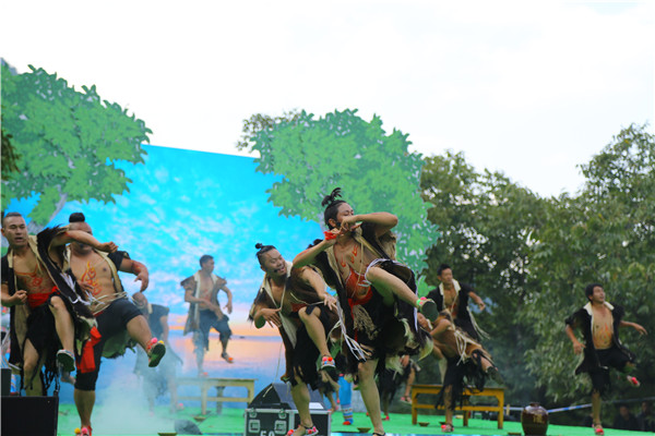 彝族披氈舞（李燦美 攝）_副本.jpg