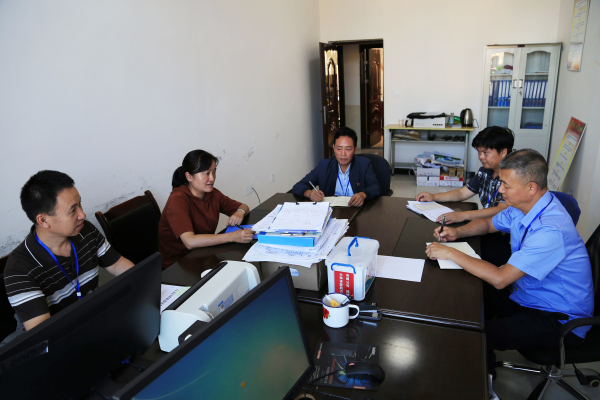 每天召開巡察組務會議,匯總記錄一天工作,分析研判發現的問題線索,及時調整下步工作方法和思路。.jpg 每天召開巡察組務會議,匯總記錄一天工作,分析研判發現的問題線索,及時調整下步工作方法和思路。.jpg