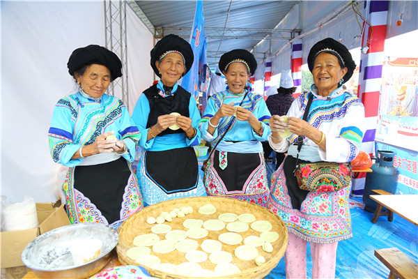 制作花樣核桃餅（何碧蕊 攝）_副本.jpg