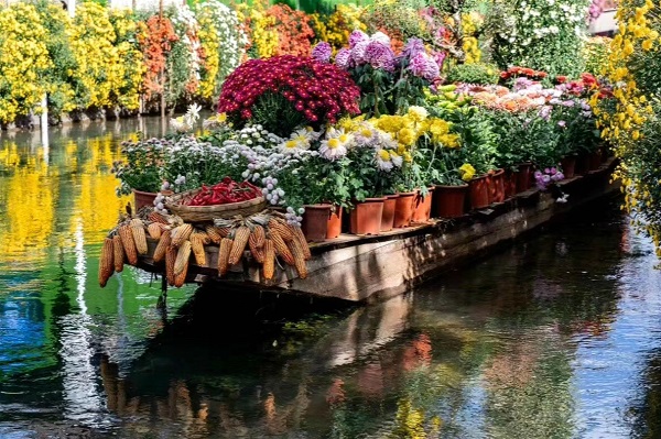 芒市  滿載一船秋色，平鋪十里湖光。原圖.jpg