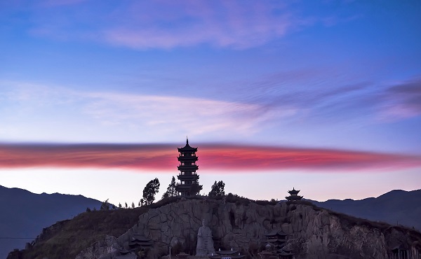 劍川  日落西南第幾峰，斷霞千里抹殘紅。.jpg