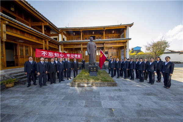 2、【紀(jì)檢人?鏡頭】緬懷先烈 銘記歷史 尹磊 攝.jpg