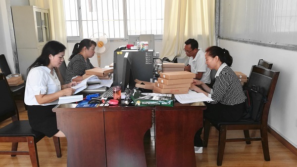 大理南澗  放棄雙休查閱資料（杝 耀軍攝）11111.jpg