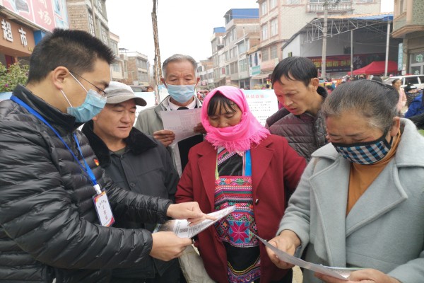 硯山縣委第四巡察組進駐阿猛鎮開展巡察宣傳,組長陳招祥在為群眾熱心講解巡察內容,拍攝:李林.jpg 硯山縣委第四巡察組進駐阿猛鎮開展巡察宣傳,組長陳招祥在為群眾熱心講解巡察內容,拍攝:李林.jpg