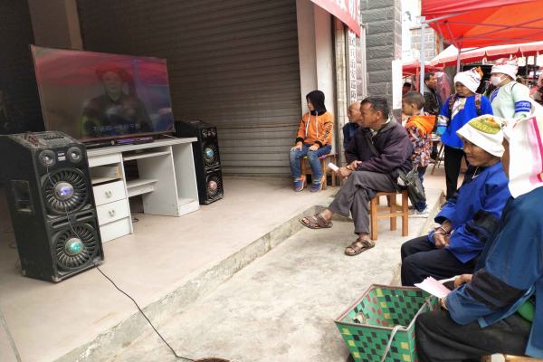 廣南縣在對村巡察中上街播放巡察公告(少數名字語言錄制)(拍攝陸毅芳).jpg 廣南縣在對村巡察中上街播放巡察公告(少數名字語言錄制)(拍攝陸毅芳).jpg