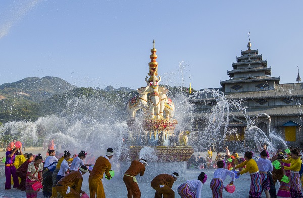 芒市1.潑水節(jié) 楊幫慶攝.jpg