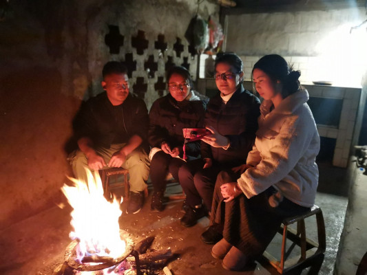 臨滄市耿馬縣四排山鄉(xiāng)紀(jì)委走訪老寨村新寨三組田忠明家時(shí)觀看《清流毒-云南在行動(dòng)》第三集 清“大師” 辨掮客 凈土壤。.jpg