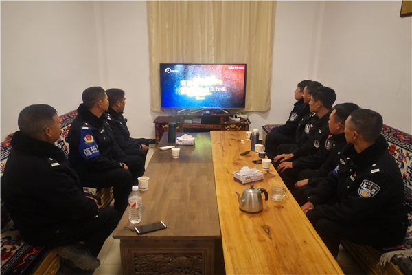 2.德欽縣公安局佛山派出所民警集中收看《清流毒-云南在行動》.jpg