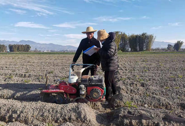 【紀(jì)檢人?鏡頭】田間地頭接力不斷傾聽(tīng)民意