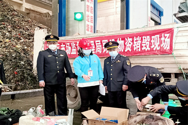 林志，區(qū)委第三巡察組現(xiàn)場(chǎng)檢查區(qū)市場(chǎng)監(jiān)督管理局315罰沒(méi)物品消毀.jpg